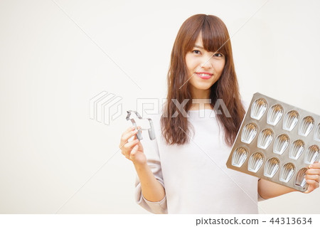 A young Japanese woman working in a cafe A young Japanese woman working in a cafe 44313634