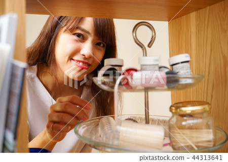 A young Japanese woman working in a cafe A young Japanese woman working in a cafe 44313641