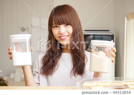 A young Japanese woman working in a cafe A young Japanese woman working in a cafe 44313654