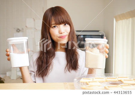 A young Japanese woman working in a cafe A young Japanese woman working in a cafe 44313655