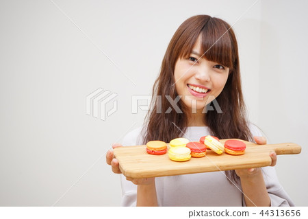 A young Japanese woman working in a cafe 44313656