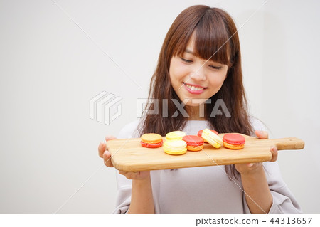 A young Japanese woman working in a cafe A young Japanese woman working in a cafe 44313657