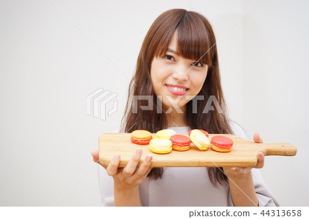 A young Japanese woman working in a cafe A young Japanese woman working in a cafe 44313658