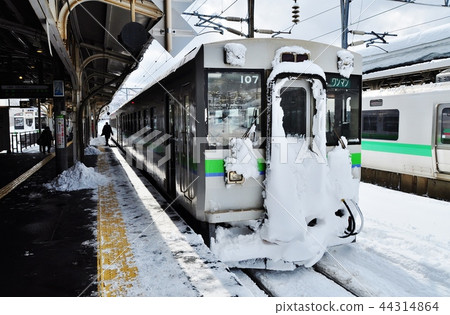 函館本線普通列車(Qhaha 150)在小樽站停靠 函館本線普通列車(Qhaha 150)在小樽站停靠 44314864