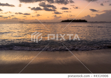 Beautiful dawn in the Indian Ocean Beautiful dawn in the Indian Ocean 44314906