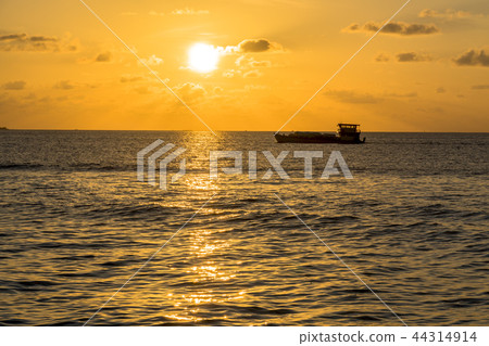 Beautiful dawn in the Indian Ocean Beautiful dawn in the Indian Ocean 44314914