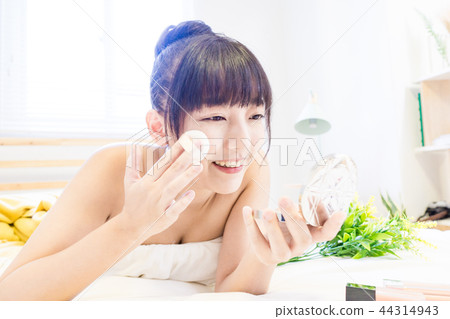 亞洲台灣中國女性 化妝 美肌 美容 粉撲 眼睛 鼻子 嘴巴 整形 44314943