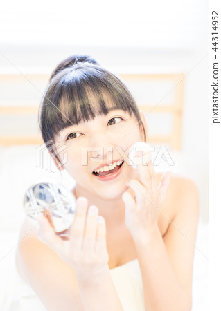 亞洲台灣中國女性 化妝 美肌 美容 粉撲 眼睛 鼻子 嘴巴 整形 44314952