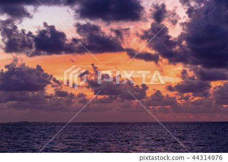 Beautiful sunset in the Indian Ocean Beautiful sunset in the Indian Ocean 44314976