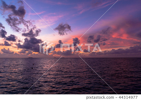 Beautiful sunset in the Indian Ocean Beautiful sunset in the Indian Ocean 44314977