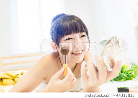 亞洲台灣女性 女生 美妝 化妝 蜜粉刷 粉餅 化妝盒 化妝鏡 醫學 美容 醫美 彩妝 亞洲台灣女性 女生 美妝 化妝 蜜粉刷 粉餅 化妝盒 化妝鏡 醫學 美容 醫美 彩妝 44315035
