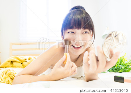 亞洲台灣女性 女生 美妝 化妝 蜜粉刷 粉餅 化妝盒 化妝鏡 醫學 美容 醫美 彩妝 亞洲台灣女性 女生 美妝 化妝 蜜粉刷 粉餅 化妝盒 化妝鏡 醫學 美容 醫美 彩妝 44315040
