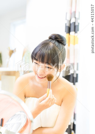 亞洲台灣女性 女生 美妝 化妝 蜜粉刷 粉餅 化妝盒 化妝鏡 醫學 美容 醫美 彩妝 亞洲台灣女性 女生 美妝 化妝 蜜粉刷 粉餅 化妝盒 化妝鏡 醫學 美容 醫美 彩妝 44315057