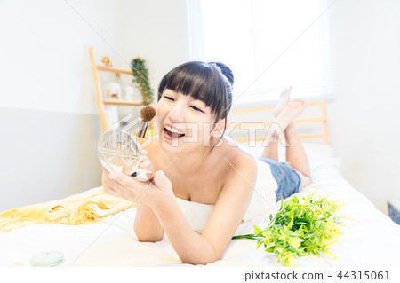亞洲台灣女性 女生 美妝 化妝 蜜粉刷 粉餅 化妝盒 化妝鏡 醫學 美容 醫美 彩妝 44315061