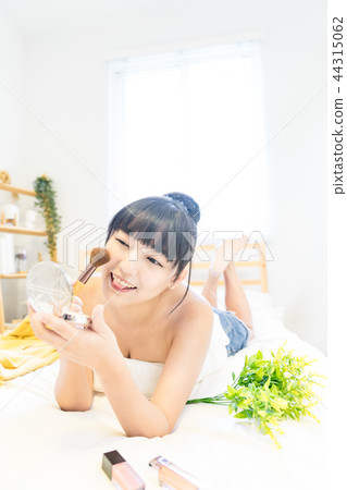 亞洲台灣女性 女生 美妝 化妝 蜜粉刷 粉餅 化妝盒 化妝鏡 醫學 美容 醫美 彩妝 44315062