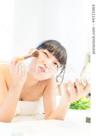 亞洲台灣女性 女生 美妝 化妝 蜜粉刷 粉餅 化妝盒 化妝鏡 醫學 美容 醫美 彩妝 亞洲台灣女性 女生 美妝 化妝 蜜粉刷 粉餅 化妝盒 化妝鏡 醫學 美容 醫美 彩妝 44315064