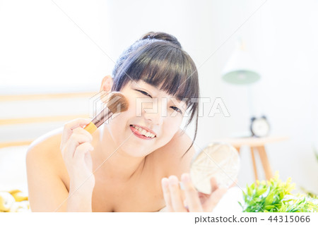 亞洲台灣女性 女生 美妝 化妝 蜜粉刷 粉餅 化妝盒 化妝鏡 醫學 美容 醫美 彩妝 亞洲台灣女性 女生 美妝 化妝 蜜粉刷 粉餅 化妝盒 化妝鏡 醫學 美容 醫美 彩妝 44315066