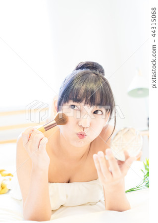 亞洲台灣女性 女生 美妝 化妝 蜜粉刷 粉餅 化妝盒 化妝鏡 醫學 美容 醫美 彩妝 44315068