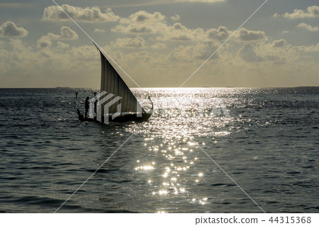 背光海和多尼船在印度洋 背光海和多尼船在印度洋 44315368