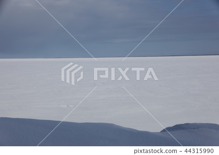 Freezing _ Lake Saroma 44315990