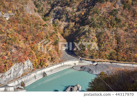 Shizuoka Prefecture A view from the Hatobai Daiichi dam in autumn 44317970
