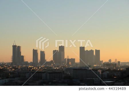 早上的城市景觀在小杉站周圍發射高層建築 44319489