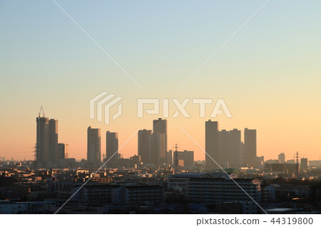 早上的城市景觀在小杉站周圍發射高層建築 44319800