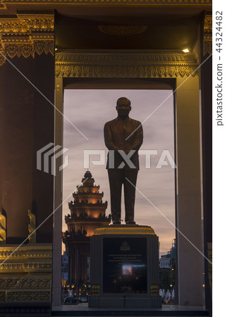 CAMBODIA PHNOM PENH SIHANOUK STATUE CAMBODIA PHNOM PENH SIHANOUK STATUE 44324482