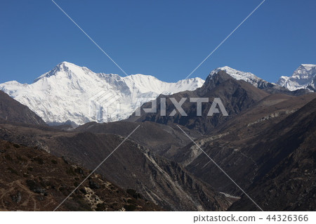 Go-Pick--Cho-Oyu from the trekking road-distant view 44326366