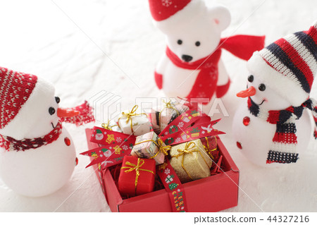 聖誕老公公用雪橇拉著一個裝有聖誕禮物的盒子 聖誕老公公用雪橇拉著一個裝有聖誕禮物的盒子 44327216