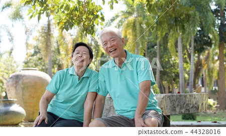 Asian senior couple relaxing in the park 44328016
