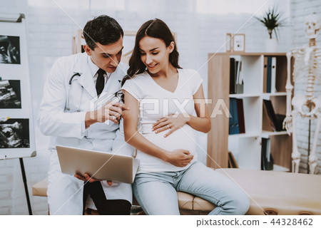 Show on Laptop. Consultation. Clinic. Childbirth. 44328462