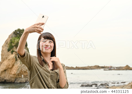 一個女人採取自我採取 一個女人採取自我採取 44331125