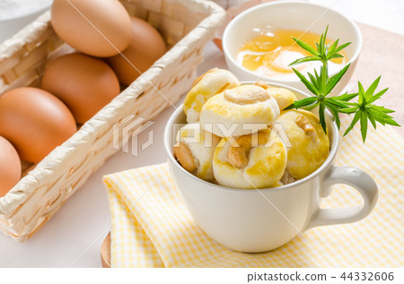 Close up cookies with cashew nut in a white cup. Close up cookies with cashew nut in a white cup. 44332606