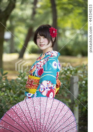 在京都府京都府東山區的建寧寺區內和日本傘散步的和服的年輕女子 44334033