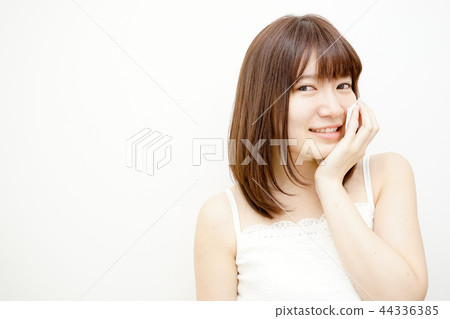 做護膚的一名年輕日本婦女 做護膚的一名年輕日本婦女 44336385