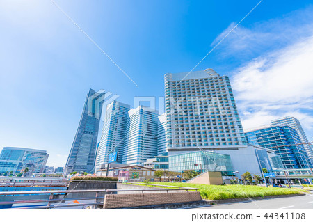 橫濱Minato Mirai都市風景在清楚的秋天 橫濱Minato Mirai都市風景在清楚的秋天 44341108