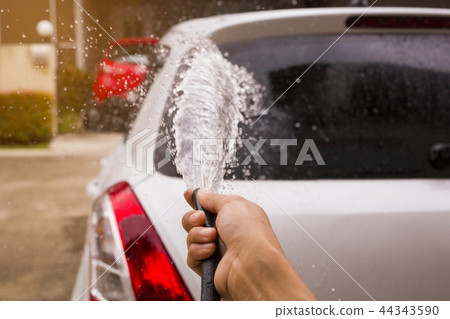 Sprinkle with water to wash the car by hand 44343590