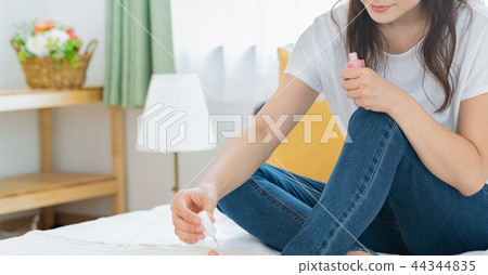 做指甲護理的女性 做指甲護理的女性 44344835