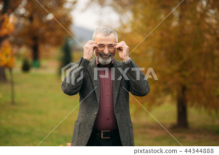 Grandpa with a big well-groomed beard wearing a glasses 44344888