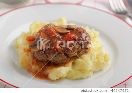 Salisbury steak with mashed potato 44347971