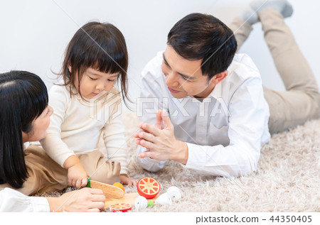 Children and parents to leave 44350405