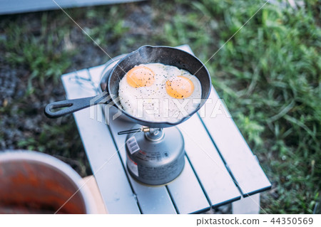 Camp breakfast fried egg Camp breakfast fried egg 44350569