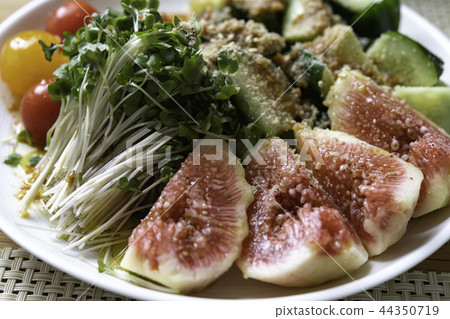Fig and broccoli sprout salad 44350719