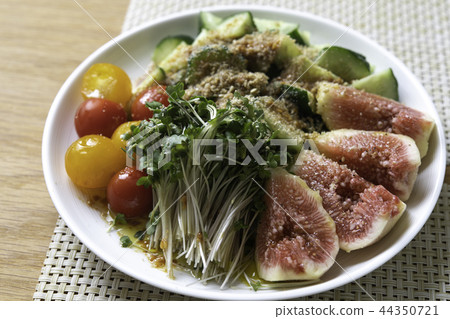 Fig and broccoli sprout salad 44350721