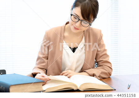 讀一本書的女人 讀一本書的女人 44351158