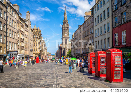 Royal Mile Edinburgh Street View Street View Of Royal Miles In Edinburgh, Uk - Stock Photo [44351400] - Pixta