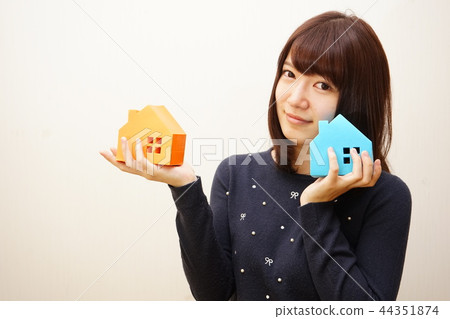 審查房地產的少婦 44351874
