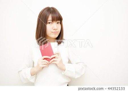 一位帶著護照旅行的年輕日本女士 一位帶著護照旅行的年輕日本女士 44352133