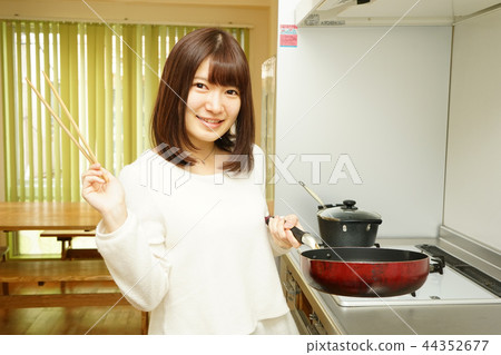 年輕女子在廚房做飯 44352677